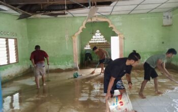 Pemuda Kampung Gelung Seruway Gelar Aksi Bersih Lumpur Bekas Banjir di Mushola