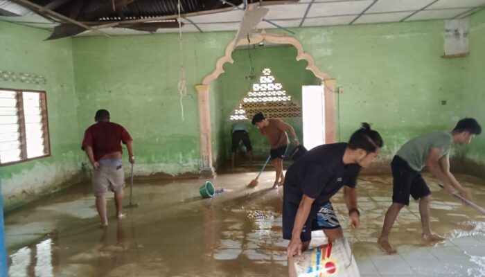 Pemuda Kampung Gelung Seruway Gelar Aksi Bersih Lumpur Bekas Banjir di Mushola